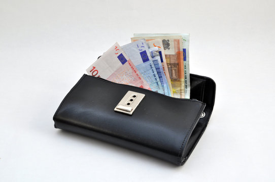 geldbeutel mit geldscheinenen