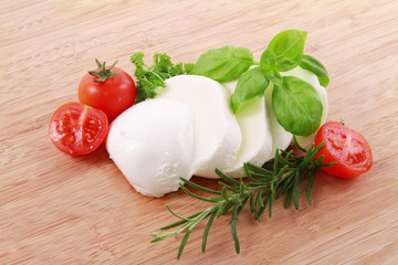 mozzarella mit kräutern und tomaten