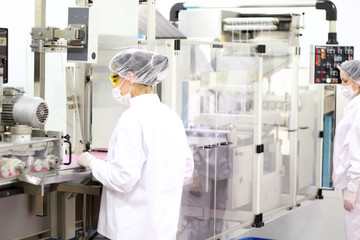 Fototapeta na wymiar Kobieta pracowników w farmaceutyczny zakład
