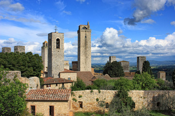 Fototapeta na wymiar veduta di San Gimignano con cielo nuvoloso