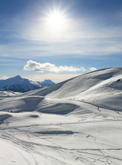 skieur face au soleil