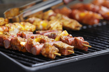 Fleischspiesse auf Grill