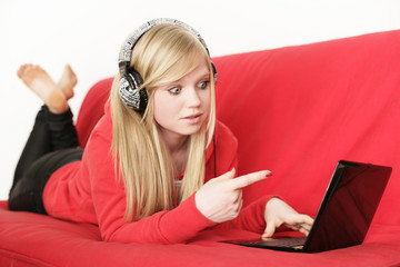 Teenager entspannt mit Musik