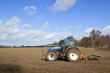 Obraz premium tractor cultivating