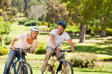 Plakat Couple with their bikes in the park