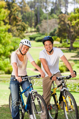 Fototapeta na wymiar Couple in the park with their bikes