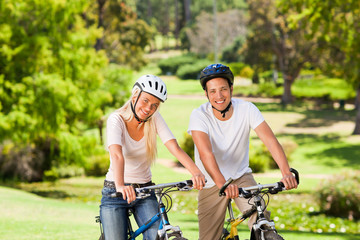 Fototapeta na wymiar Couple in the park with their bikes