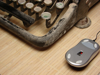 Obraz na płótnie Canvas Old dark typewriter with modern mouse