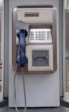 int&eacute;rieur d'un cabine t&eacute;l&eacute;phonique publique