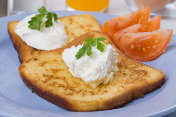 French toast with tomato and sour cream