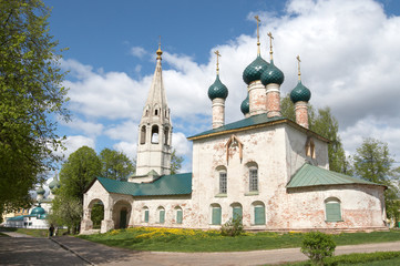 Fototapeta na wymiar Russia, Yaroslavl. Church of Nicholas Chopped city