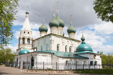 Fototapeta na wymiar Russia, Yaroslavl. Church of Our Saviour on the Town