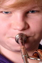 Teenager mit Trompete