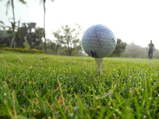 balle de golf sur un tee de départ