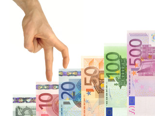 Hand steigt die Erfolgstreppe aus Geldscheinen hoch