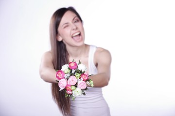 Hübsche Frau überreicht schreiend Blumenstrauß Porträt