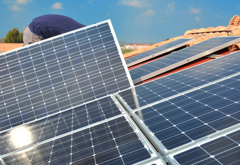 Construire un toit en panneaux solaires