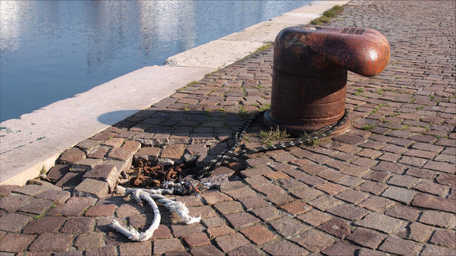 La bitta ed il cavo rotto