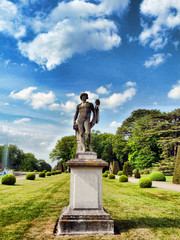 Statue dans un jardin ciel bleu
