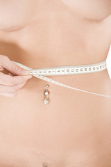 Frau misst ihren H&uuml;ftumfang - Nahaufnahme