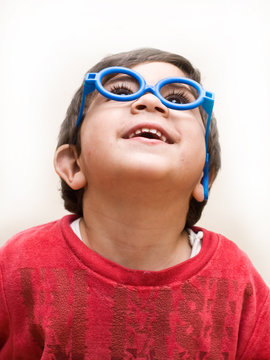 bambino con occhiali