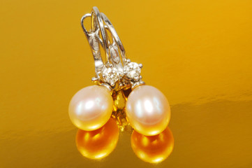 White gold earrings with white pearls and diamonds