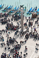 Obraz premium Venice, italy - March 03, 2011: Peoples walking in St. Mark's Sq