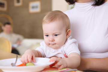Obraz premium a young mother feeding her infant baby