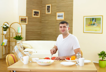 Obraz na płótnie Canvas man at home cooking