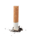 Cigarrillo apagado en blanco