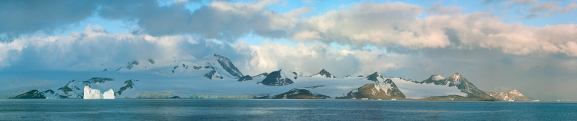 Fototapeta na wymiar Antarctic ice island