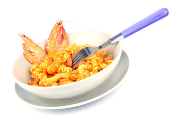 Assiette de pâtes aux crevettes et chorizo