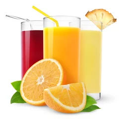 Vlies Fototapete Saft Isolierte Fruchtsäfte. Drei Gläser Orangen-, Ananas- und Kirschsaft und geschnittene Orangenfrüchte isoliert auf weißem Hintergrund