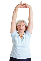 Seniorin dehnt ihre Arme