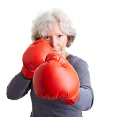 Seniorin mit Boxhandschuhen