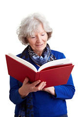 Rentnerin mit einem roten Buch