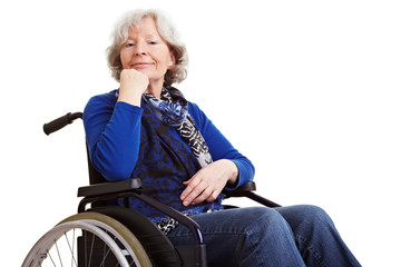 Seniorin sitzt im Rollstuhl