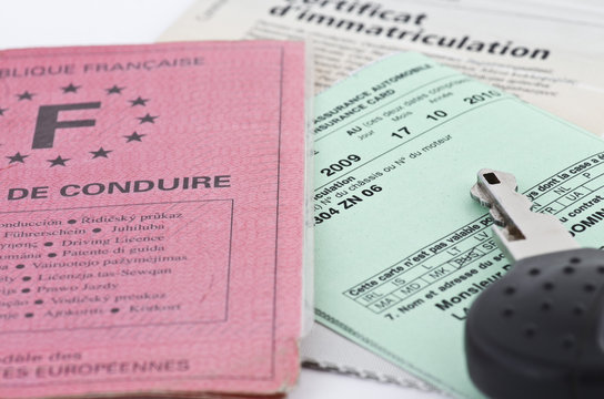 Documents d'immatriculation et permis de conduire et cl&eacute; de voiture 