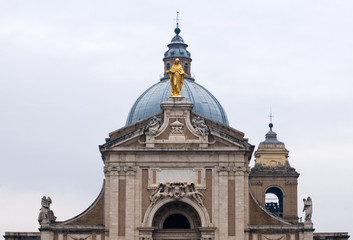 Fototapeta na wymiar Bazylika Santa Maria degli Angeli w Porcjunkuli - Asyż