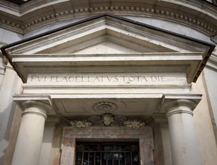 facciata di una cappella al sacro monte di varese