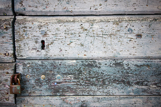 lucchetto su una vecchia porta in legno