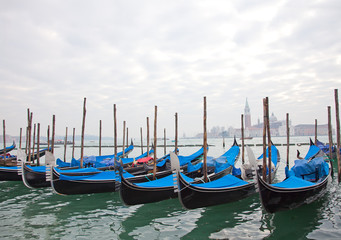 Fototapeta na wymiar Gondole z niebieskim pokrycie w Wenecji