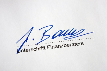 Unterschreiben eines Finanzberater Vertrages