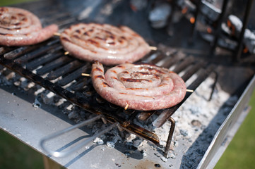 grigliata di salsicce di maiale sul prato