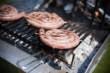 grigliata di salsicce di maiale sul prato