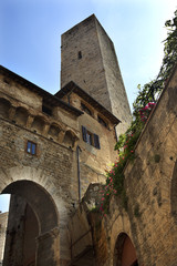 Obraz premium Stone ArchTower Narrow Street Via San Gimignano Tuscany