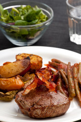 gegrilltes Steak mit Speckstreifen