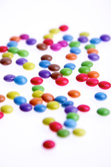 bonbon smarties sur fond blanc