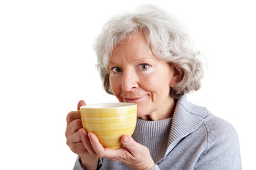 Seniorin mit großer Kaffeetasse