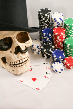 Spielsucht - Totenkopf - Asse - Chips